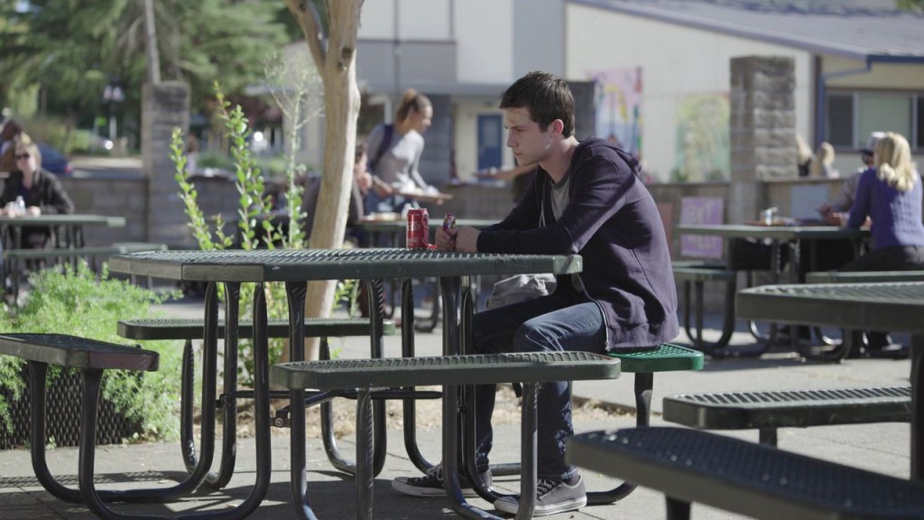 Clay (Dylan Minnette) à l'extérieur du lycée