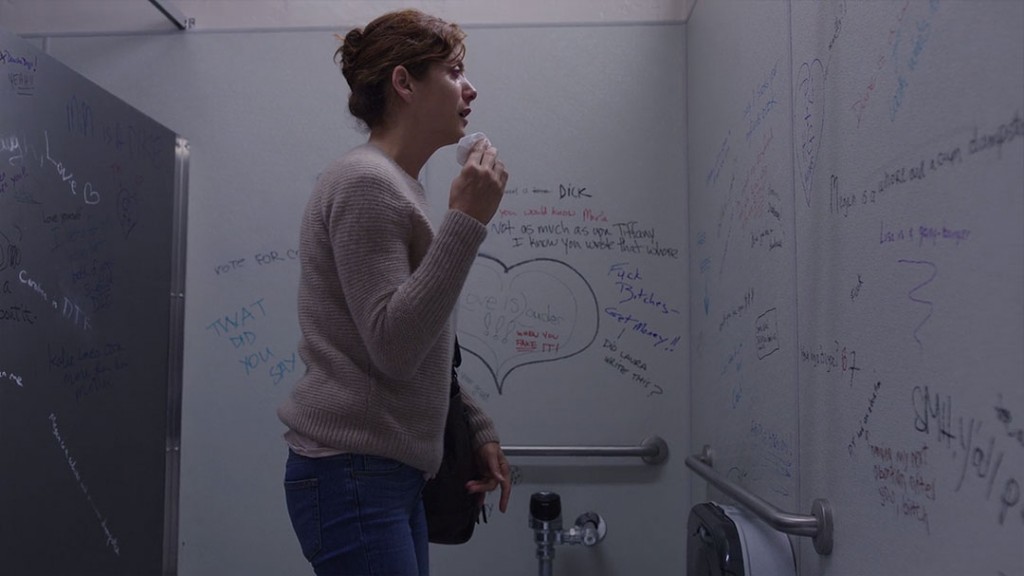 La mère d'Hannah découvre toute sorte d'inscriptions sur les murs des toilettes du lycée