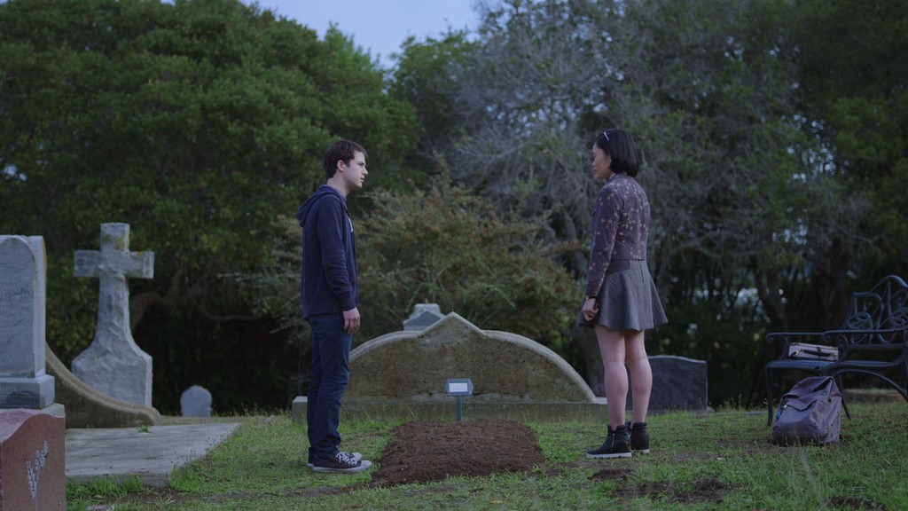 Clay amène Courtney au cimetière