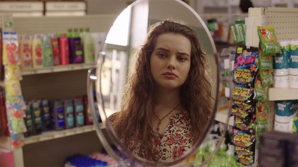 Hannah se regarde dans un miroir dans la pharmacie de ses parents